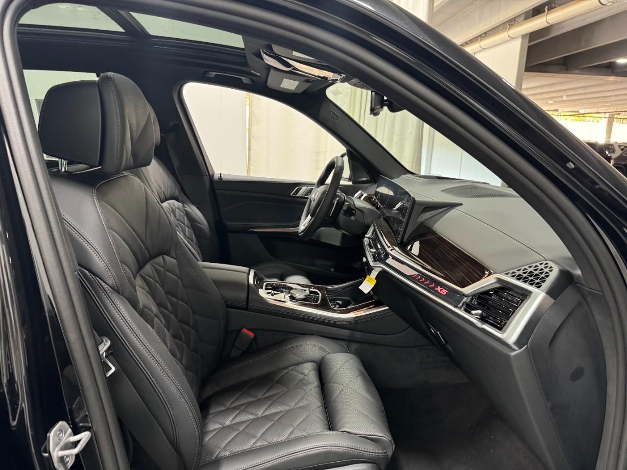 BMW X5 Vehicle Full-screen Gallery Image 18