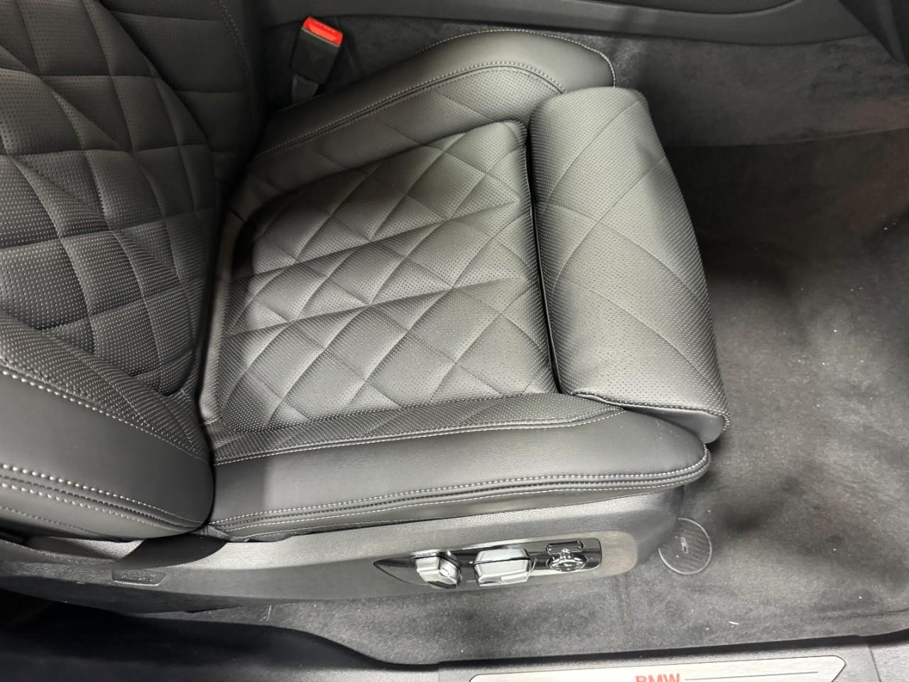 BMW X5 Vehicle Full-screen Gallery Image 19