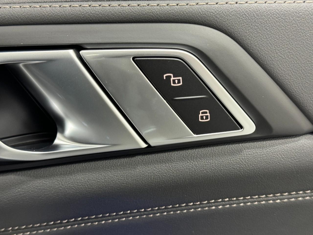 BMW X5 Vehicle Full-screen Gallery Image 21