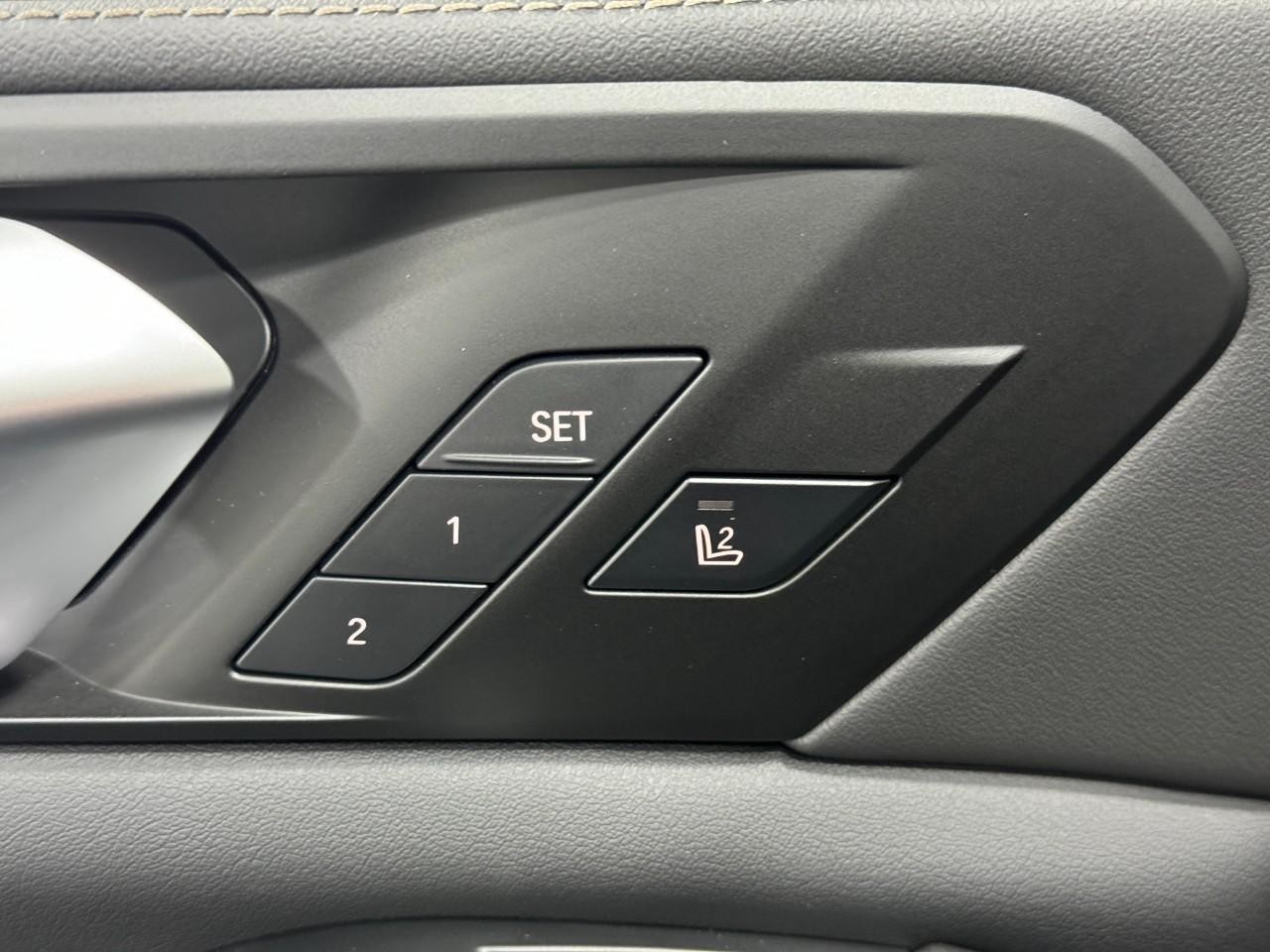 BMW X5 Vehicle Full-screen Gallery Image 24