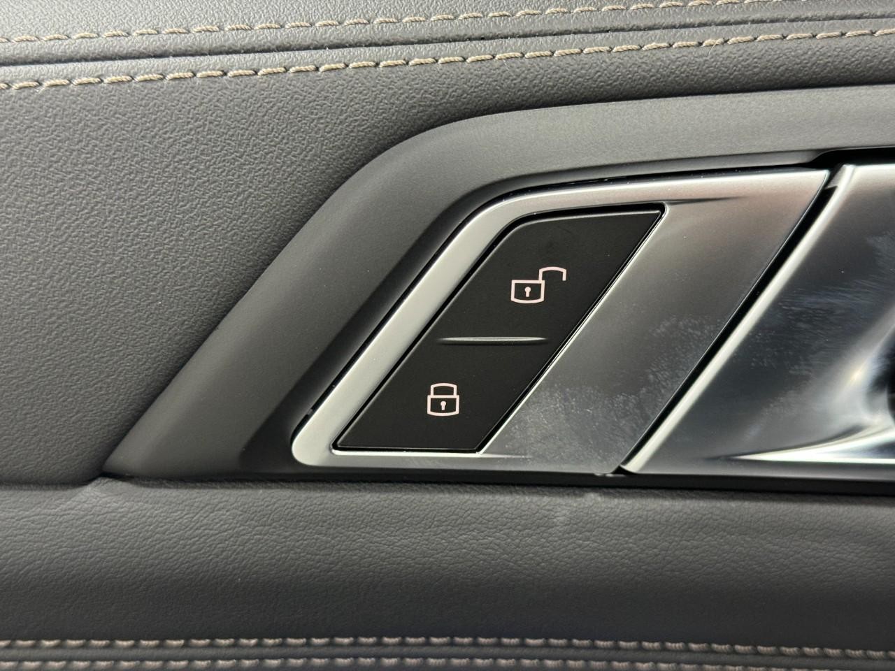 BMW X5 Vehicle Full-screen Gallery Image 25