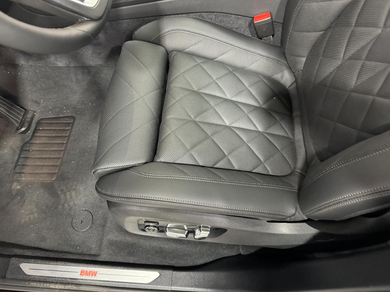 BMW X5 Vehicle Full-screen Gallery Image 28