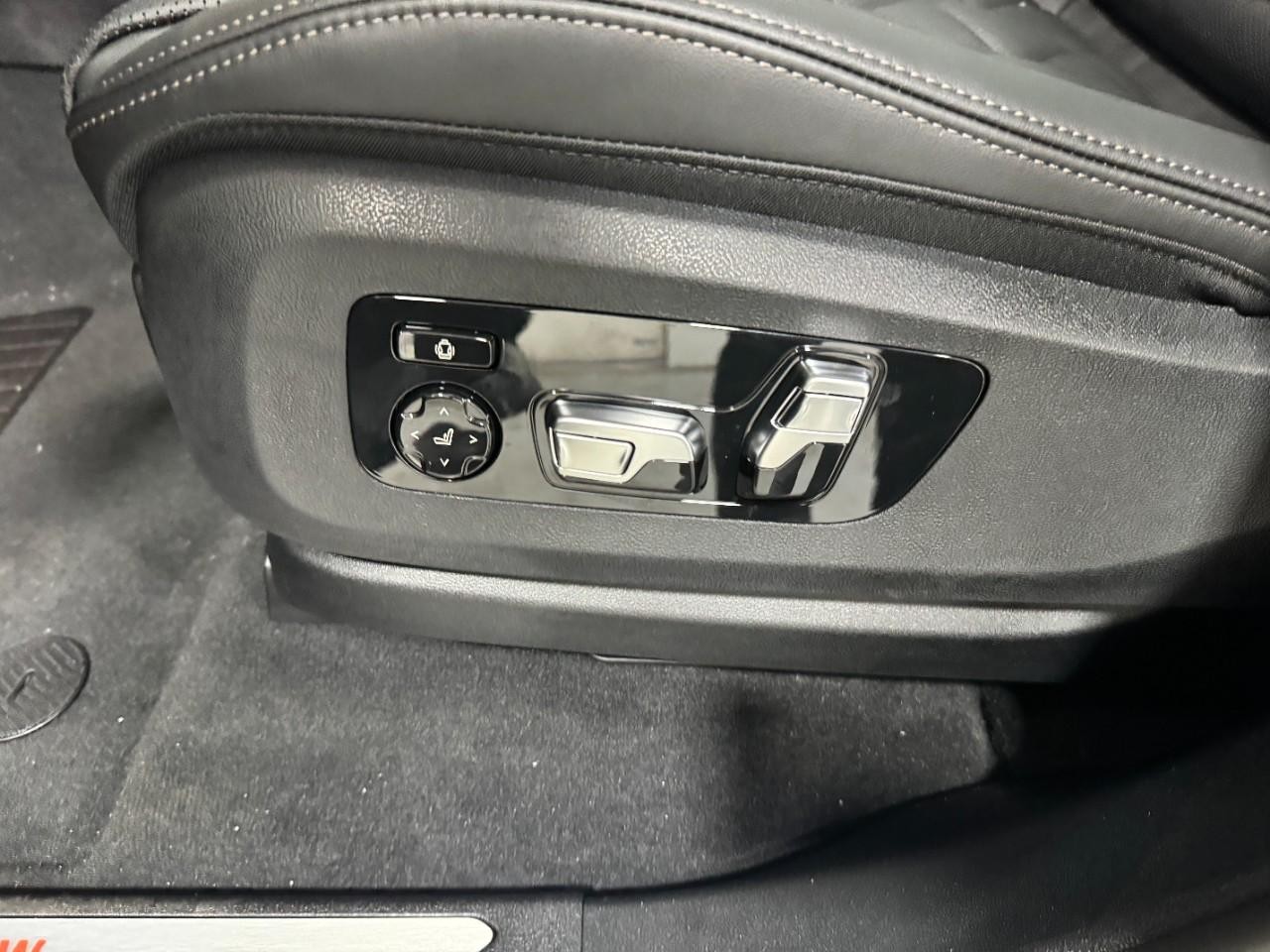 BMW X5 Vehicle Full-screen Gallery Image 29