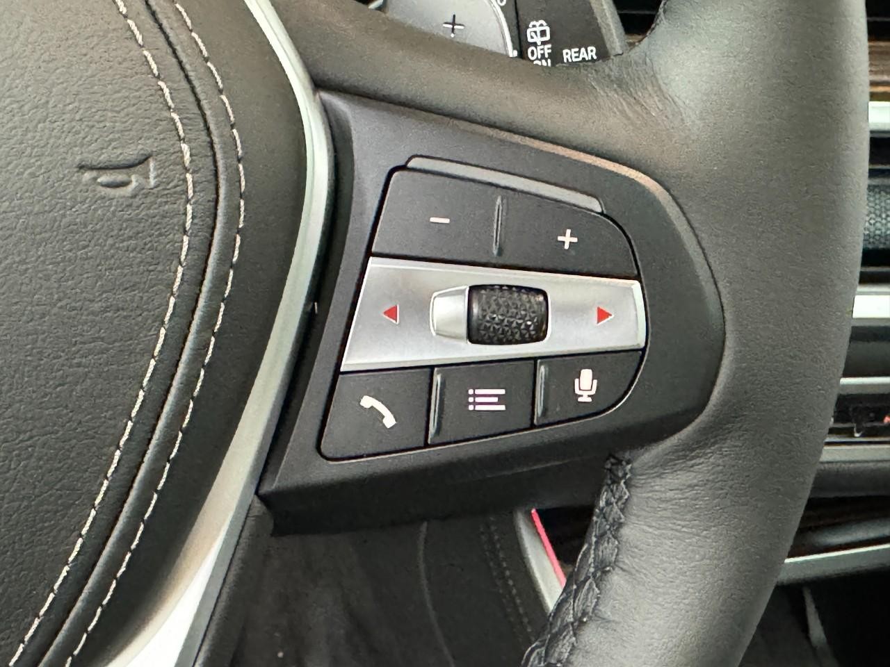 BMW X5 Vehicle Full-screen Gallery Image 32