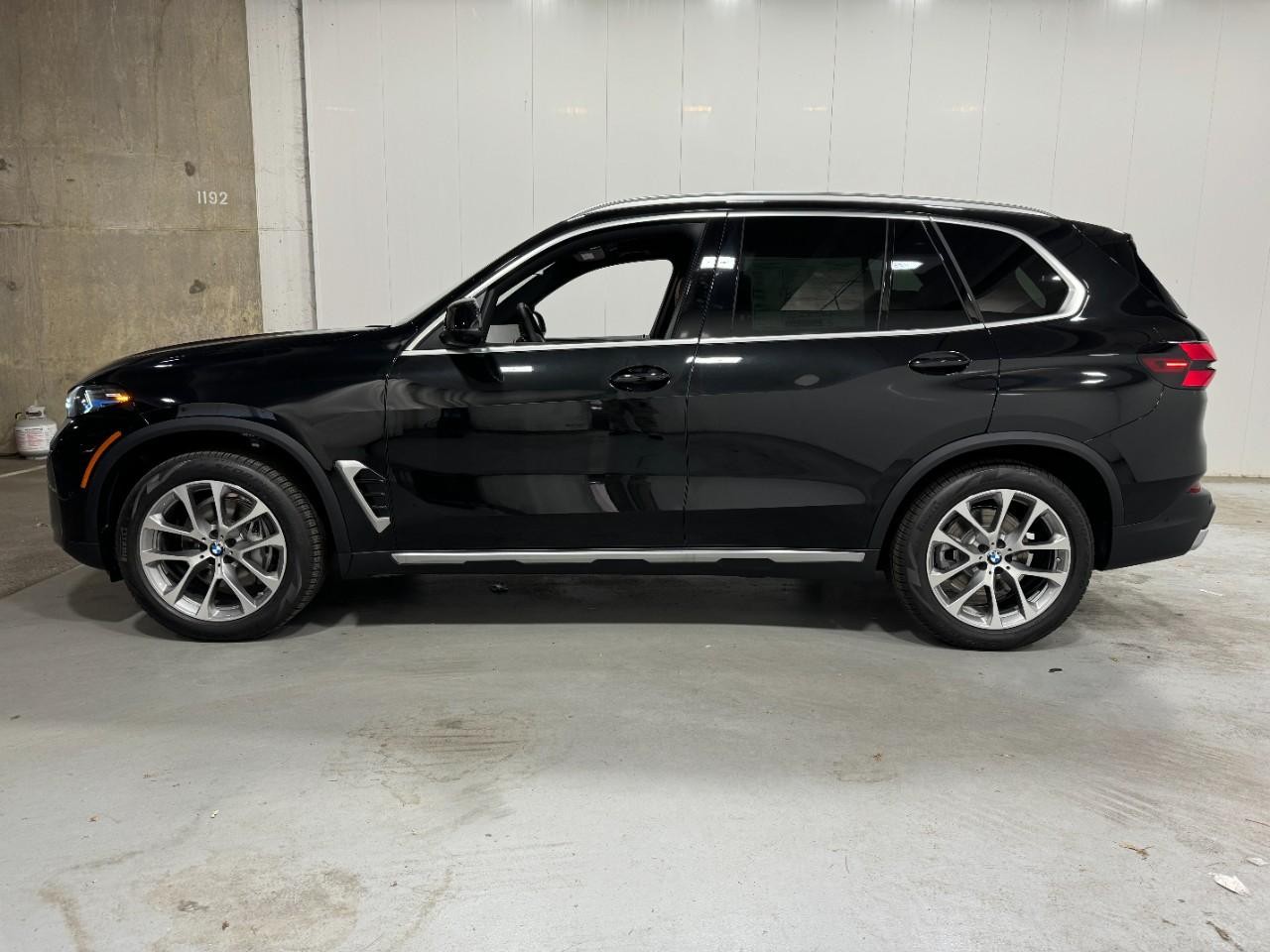 BMW X5 Vehicle Full-screen Gallery Image 2