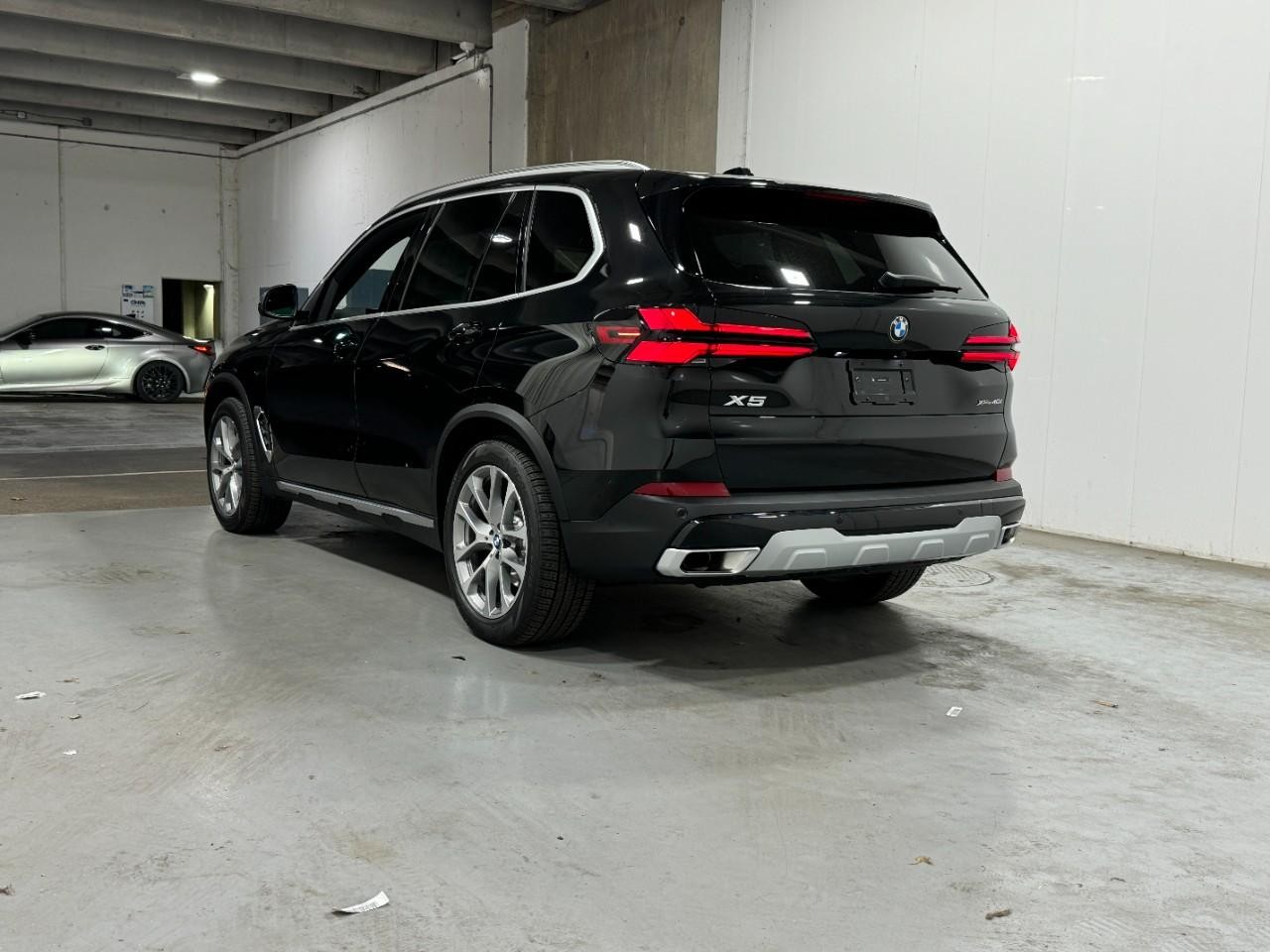BMW X5 Vehicle Full-screen Gallery Image 3