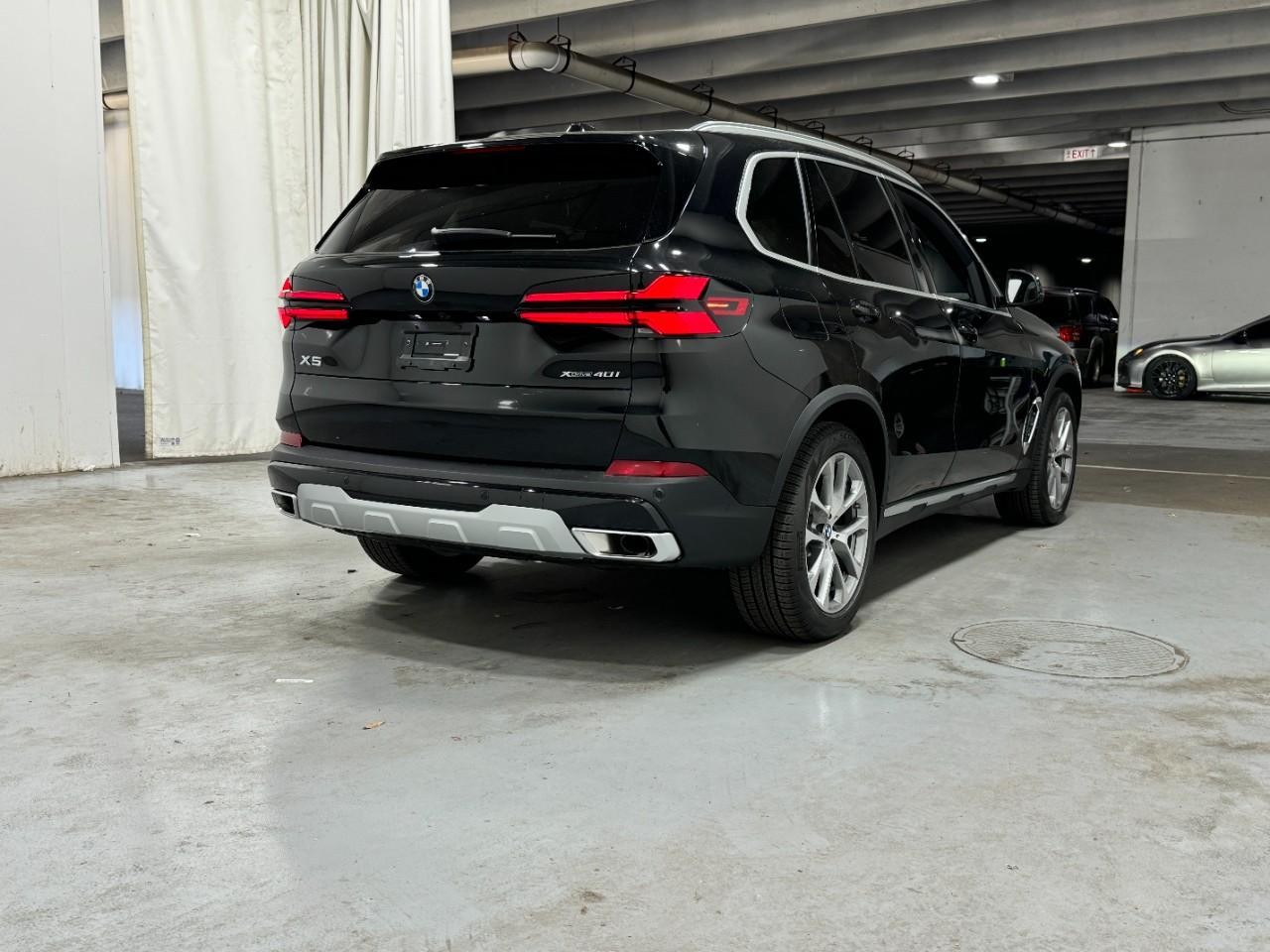 BMW X5 Vehicle Full-screen Gallery Image 4