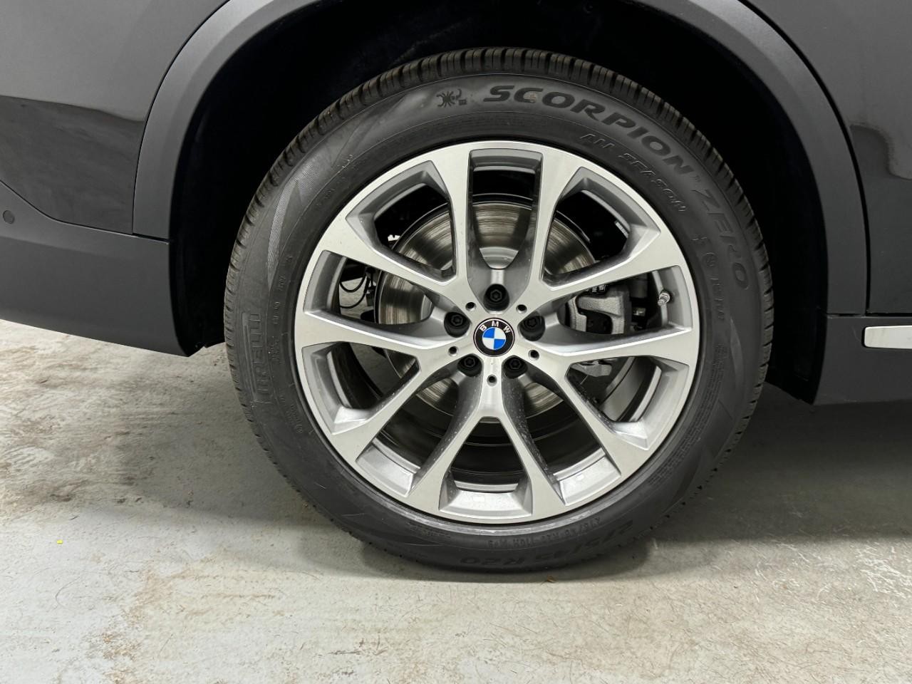 BMW X5 Vehicle Full-screen Gallery Image 5