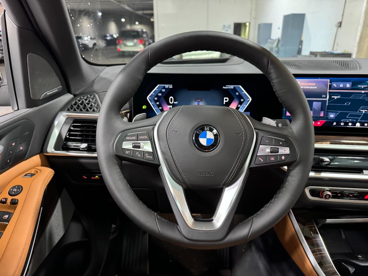 BMW X5 Vehicle Full-screen Gallery Image 14