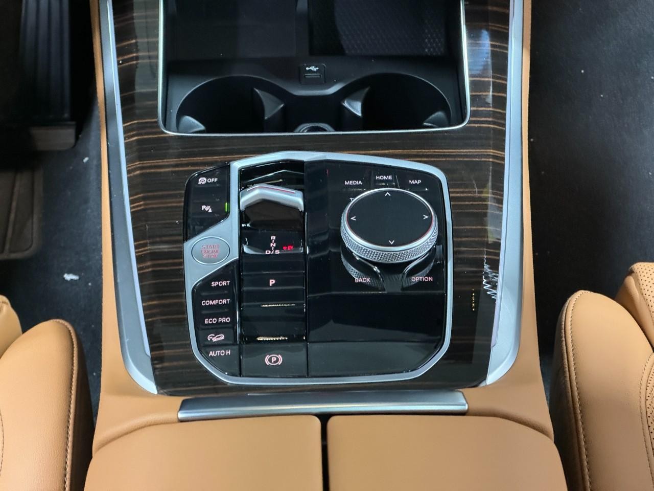 BMW X5 Vehicle Full-screen Gallery Image 16