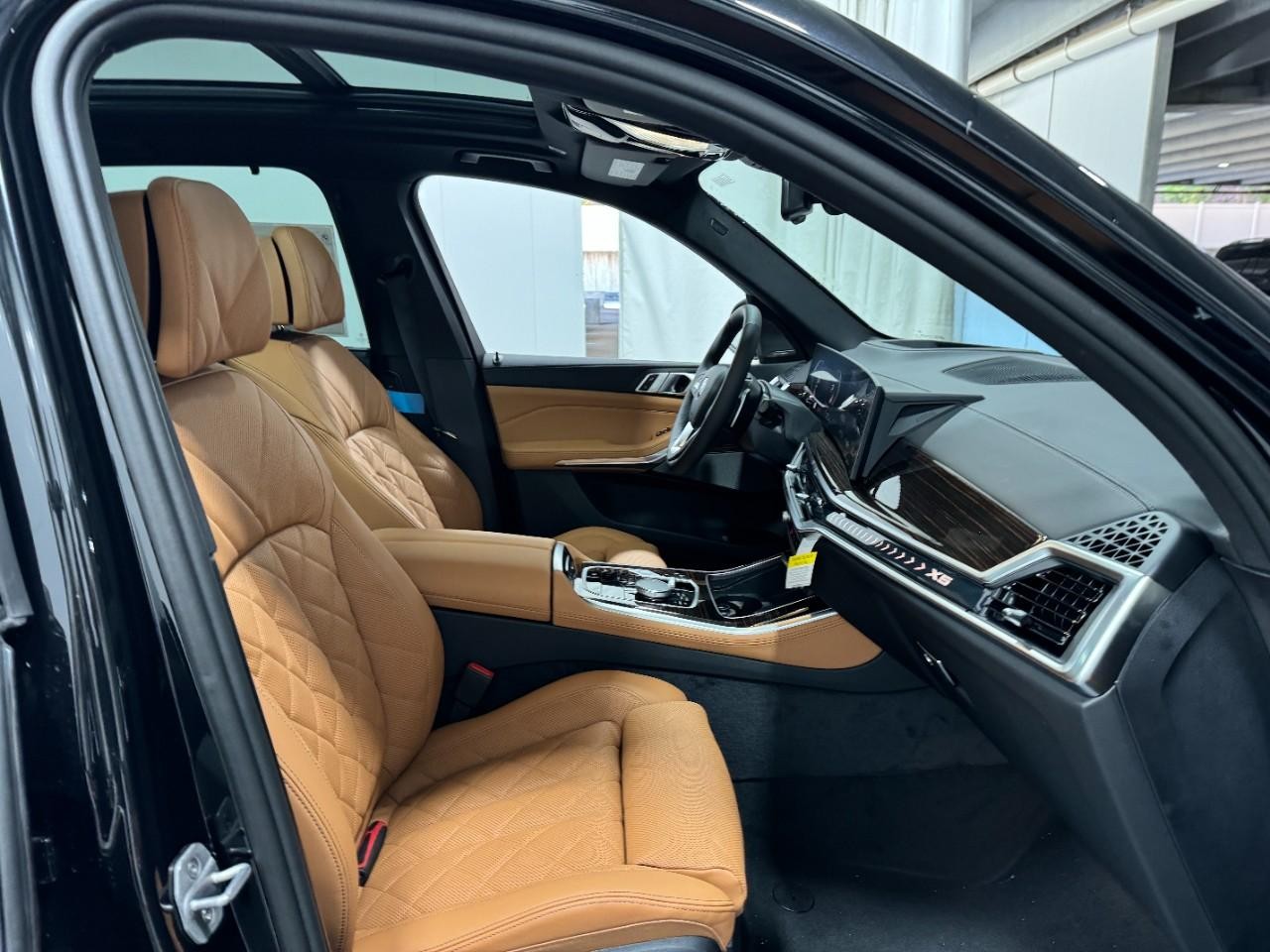 BMW X5 Vehicle Full-screen Gallery Image 18