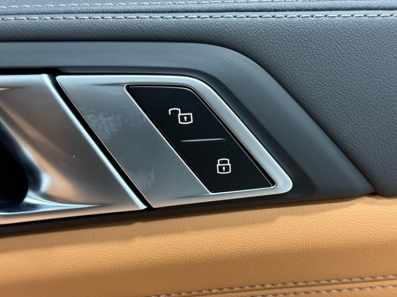 BMW X5 Vehicle Full-screen Gallery Image 21