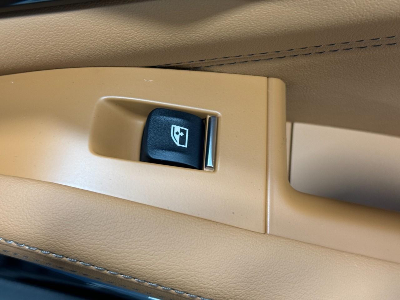 BMW X5 Vehicle Full-screen Gallery Image 22