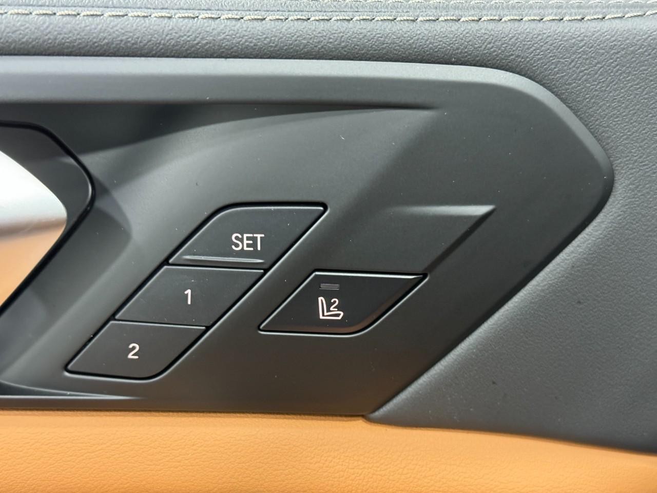 BMW X5 Vehicle Full-screen Gallery Image 24