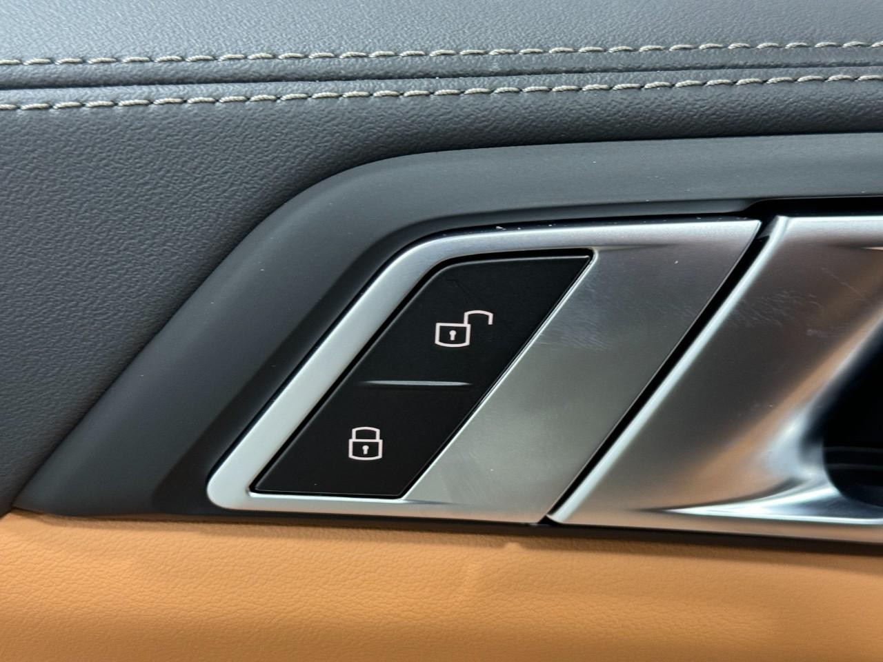 BMW X5 Vehicle Full-screen Gallery Image 25