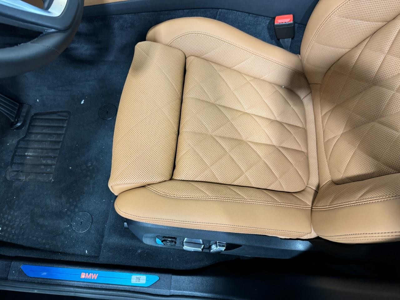 BMW X5 Vehicle Full-screen Gallery Image 28