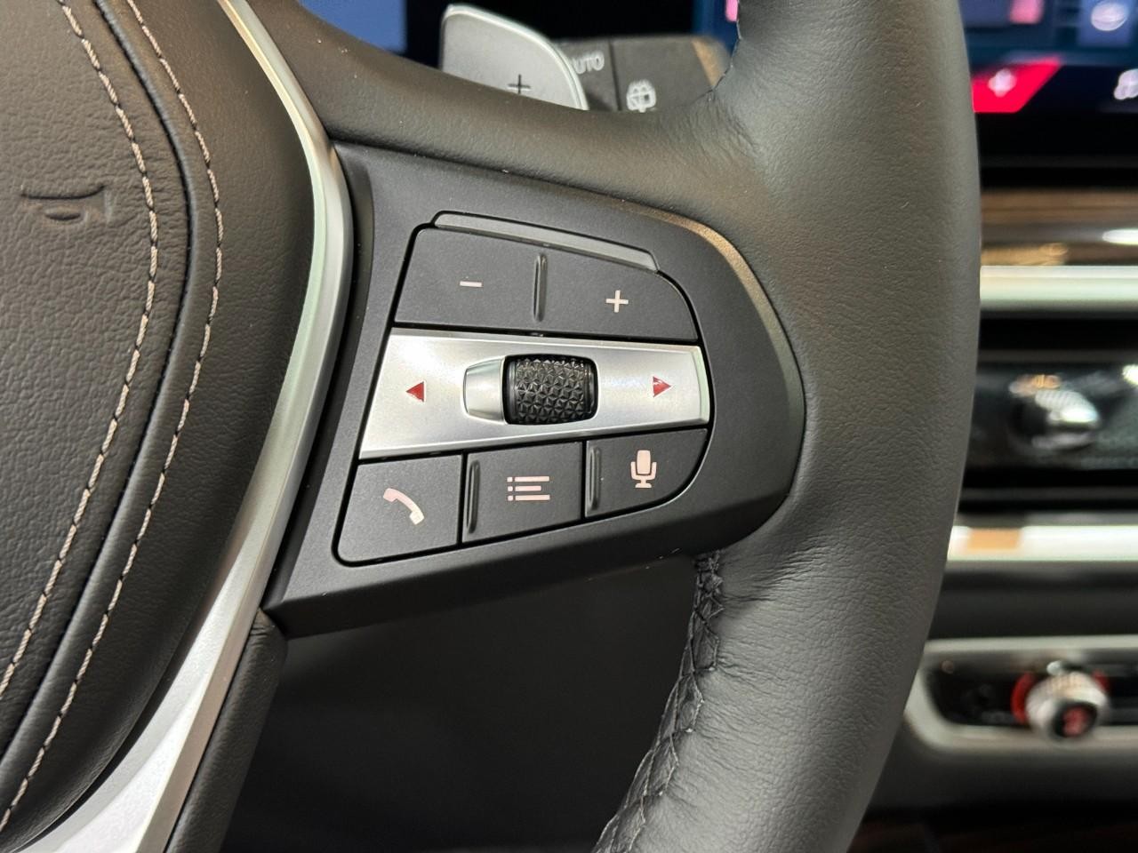 BMW X5 Vehicle Full-screen Gallery Image 32