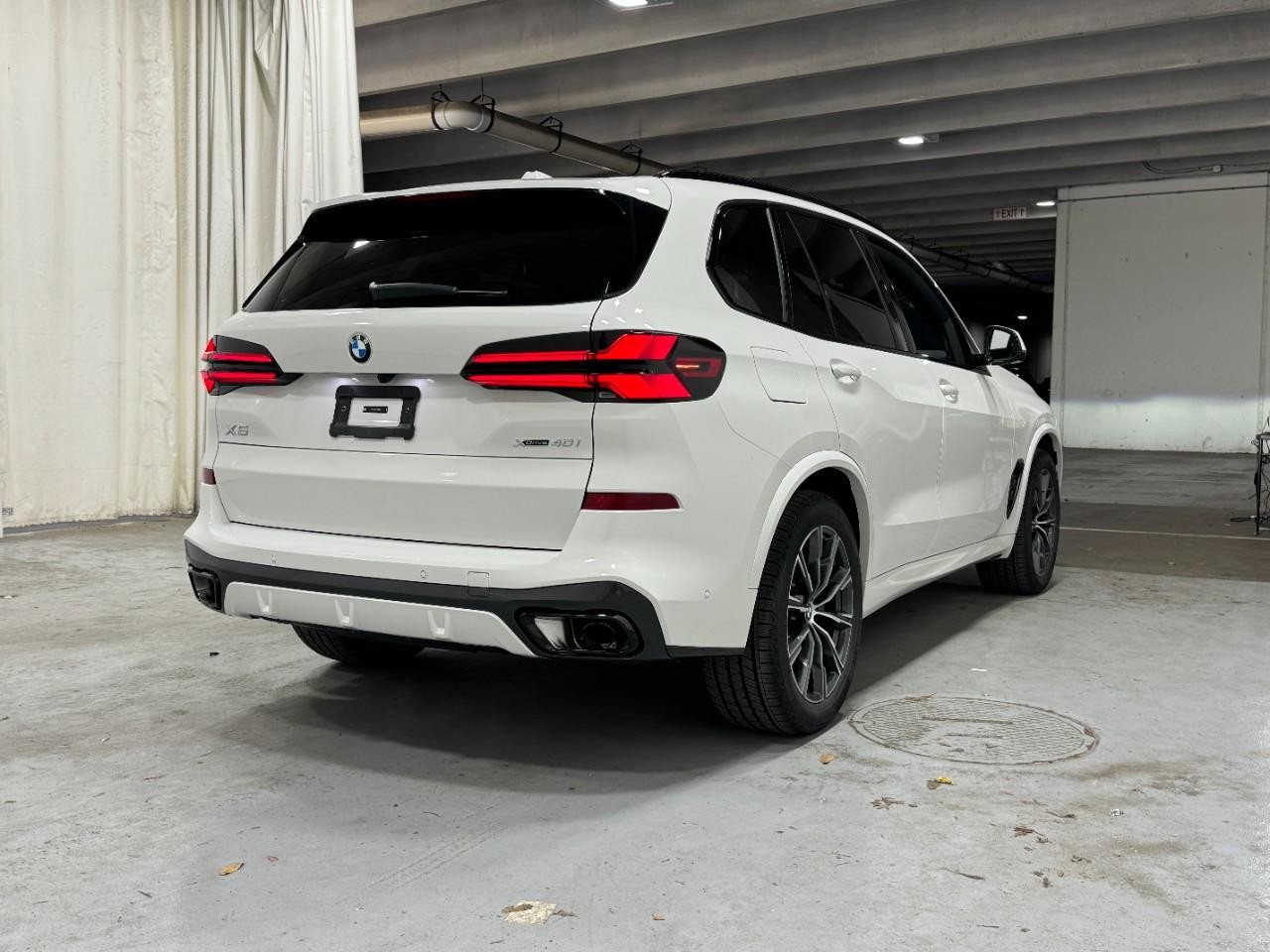 BMW X5 Vehicle Full-screen Gallery Image 4