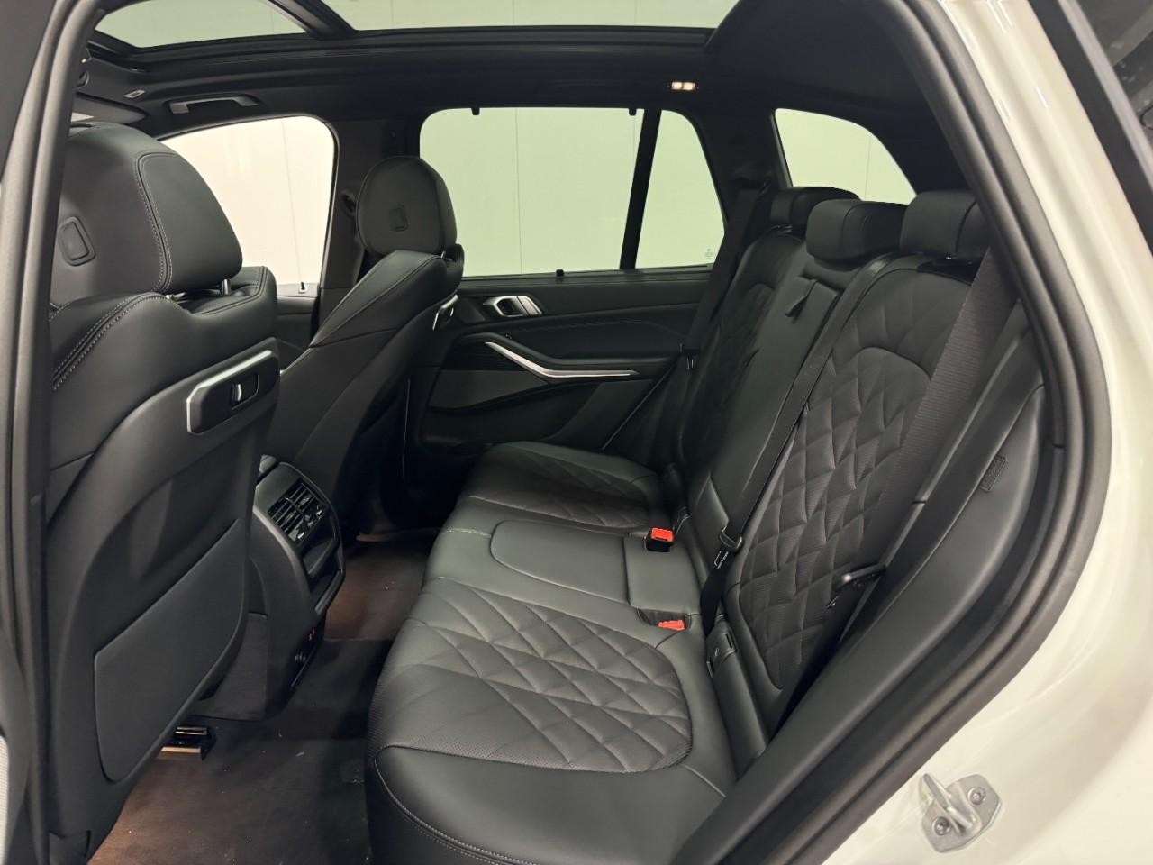 BMW X5 Vehicle Full-screen Gallery Image 8