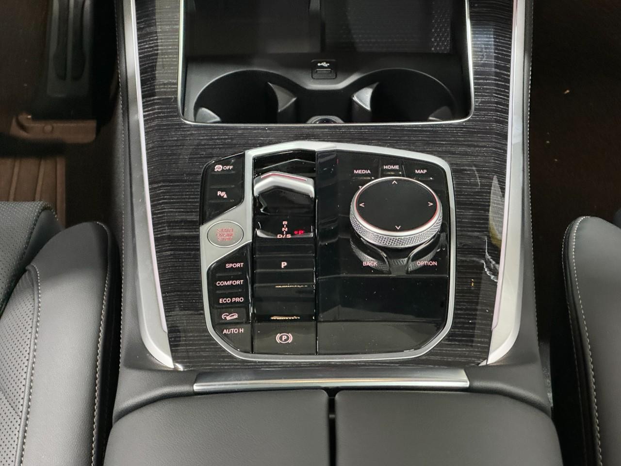 BMW X5 Vehicle Full-screen Gallery Image 15