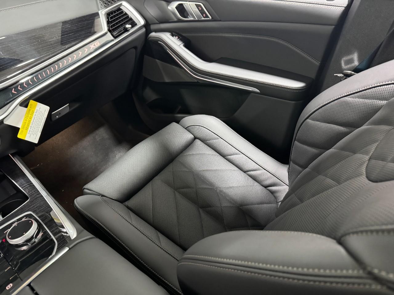 BMW X5 Vehicle Full-screen Gallery Image 16