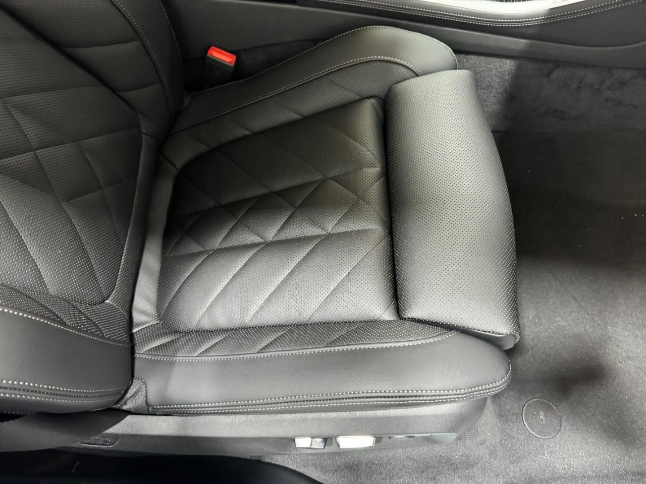 BMW X5 Vehicle Full-screen Gallery Image 18