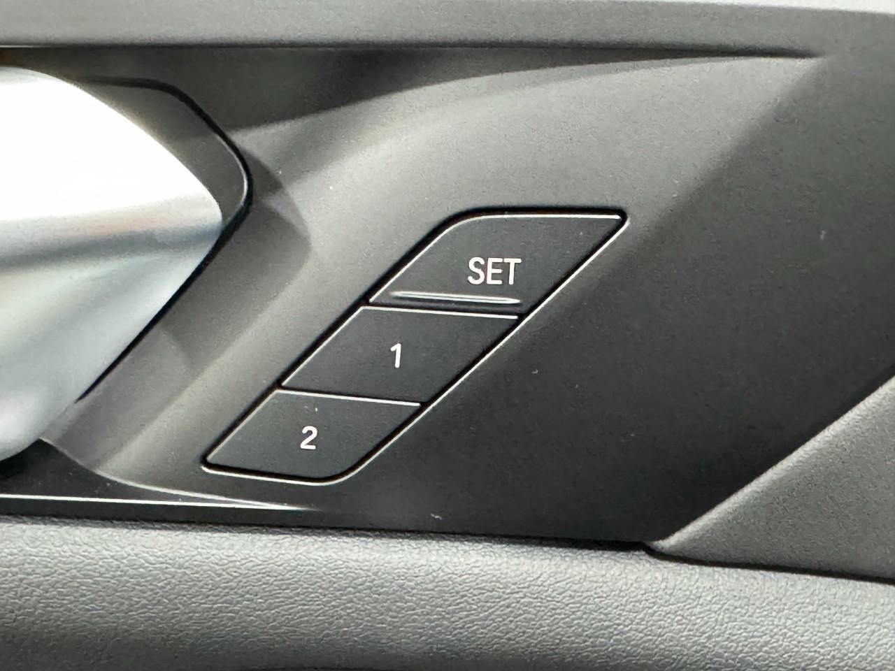 BMW X5 Vehicle Full-screen Gallery Image 23