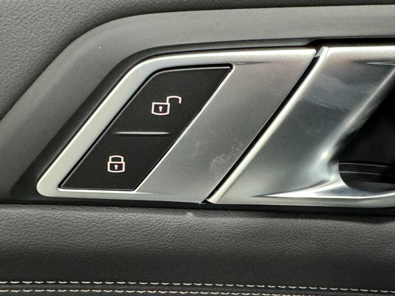 BMW X5 Vehicle Full-screen Gallery Image 24