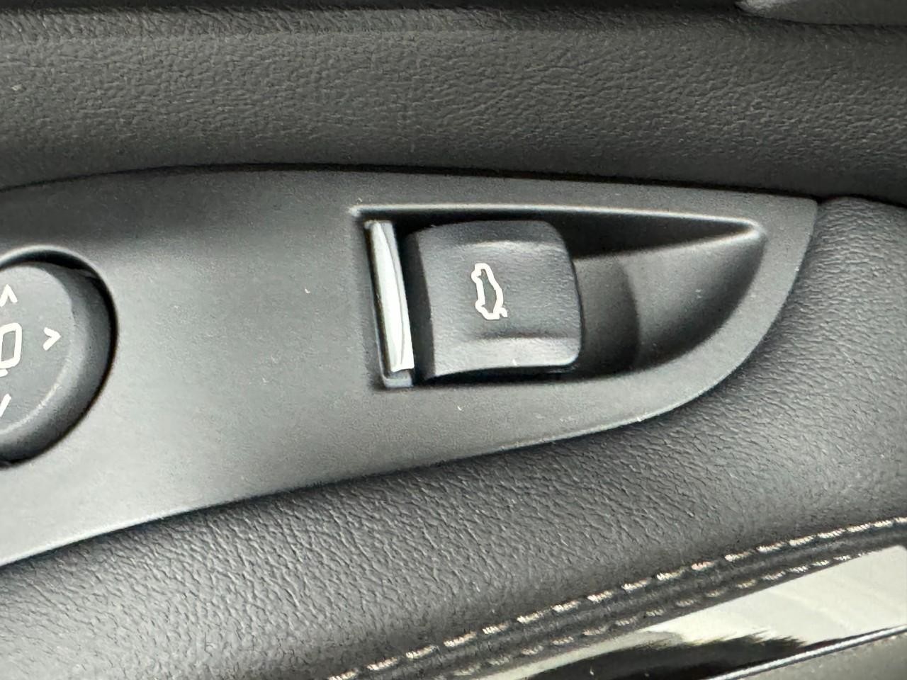 BMW X5 Vehicle Full-screen Gallery Image 26