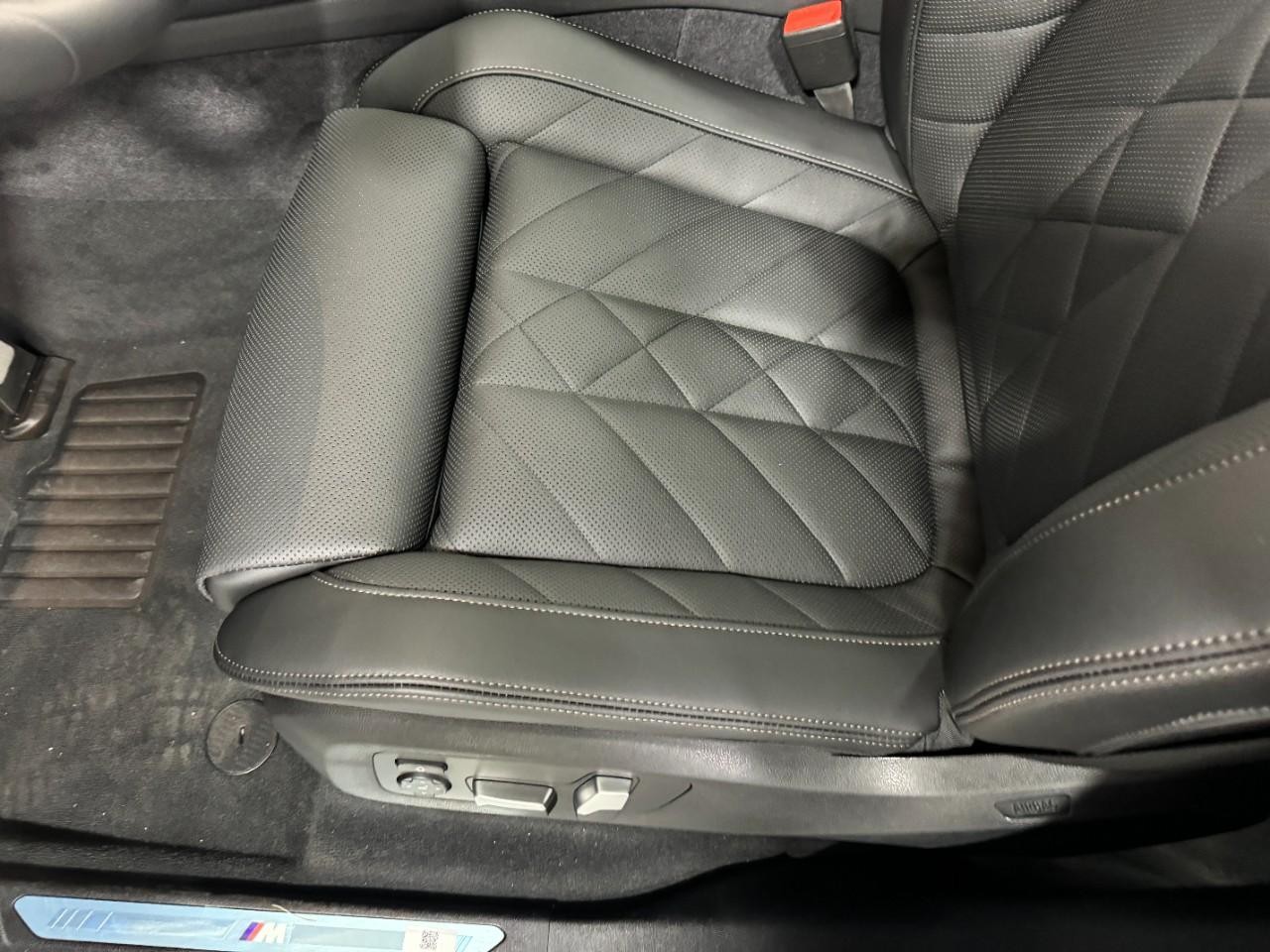 BMW X5 Vehicle Full-screen Gallery Image 28