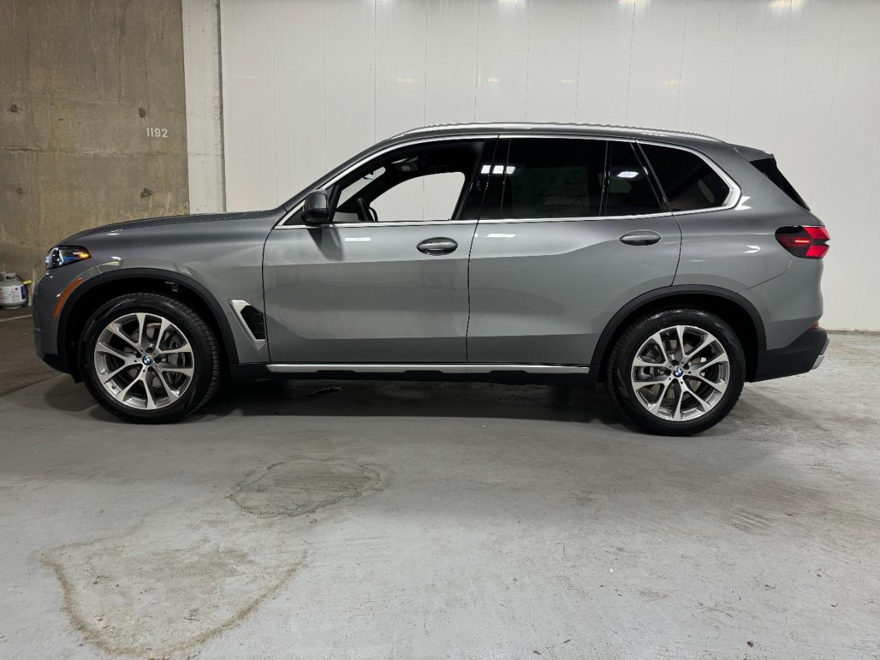 BMW X5 Vehicle Full-screen Gallery Image 2