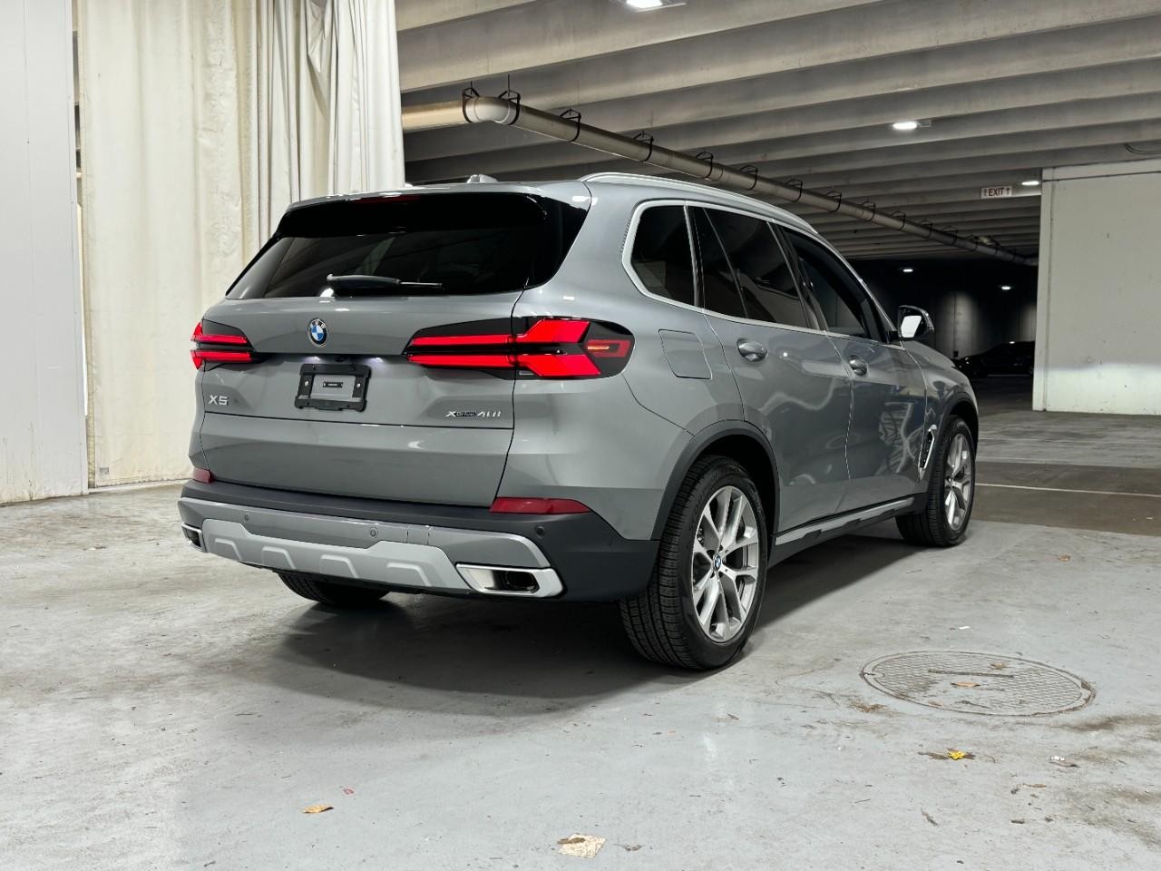 BMW X5 Vehicle Full-screen Gallery Image 4