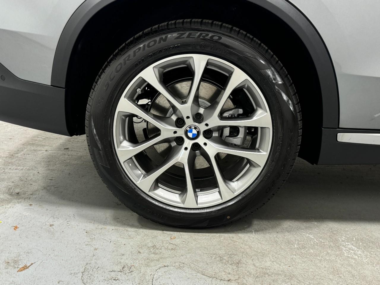 BMW X5 Vehicle Full-screen Gallery Image 5