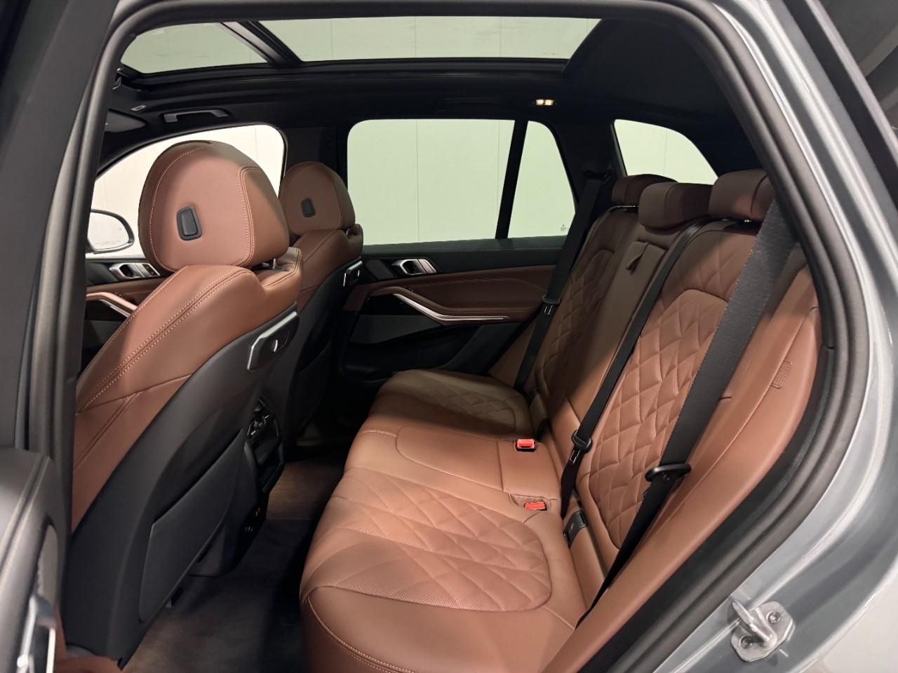 BMW X5 Vehicle Full-screen Gallery Image 8