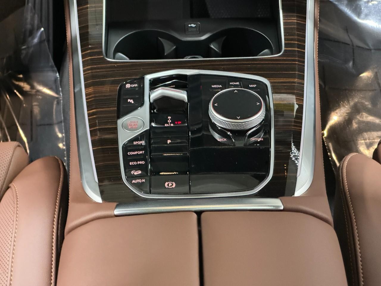 BMW X5 Vehicle Full-screen Gallery Image 15