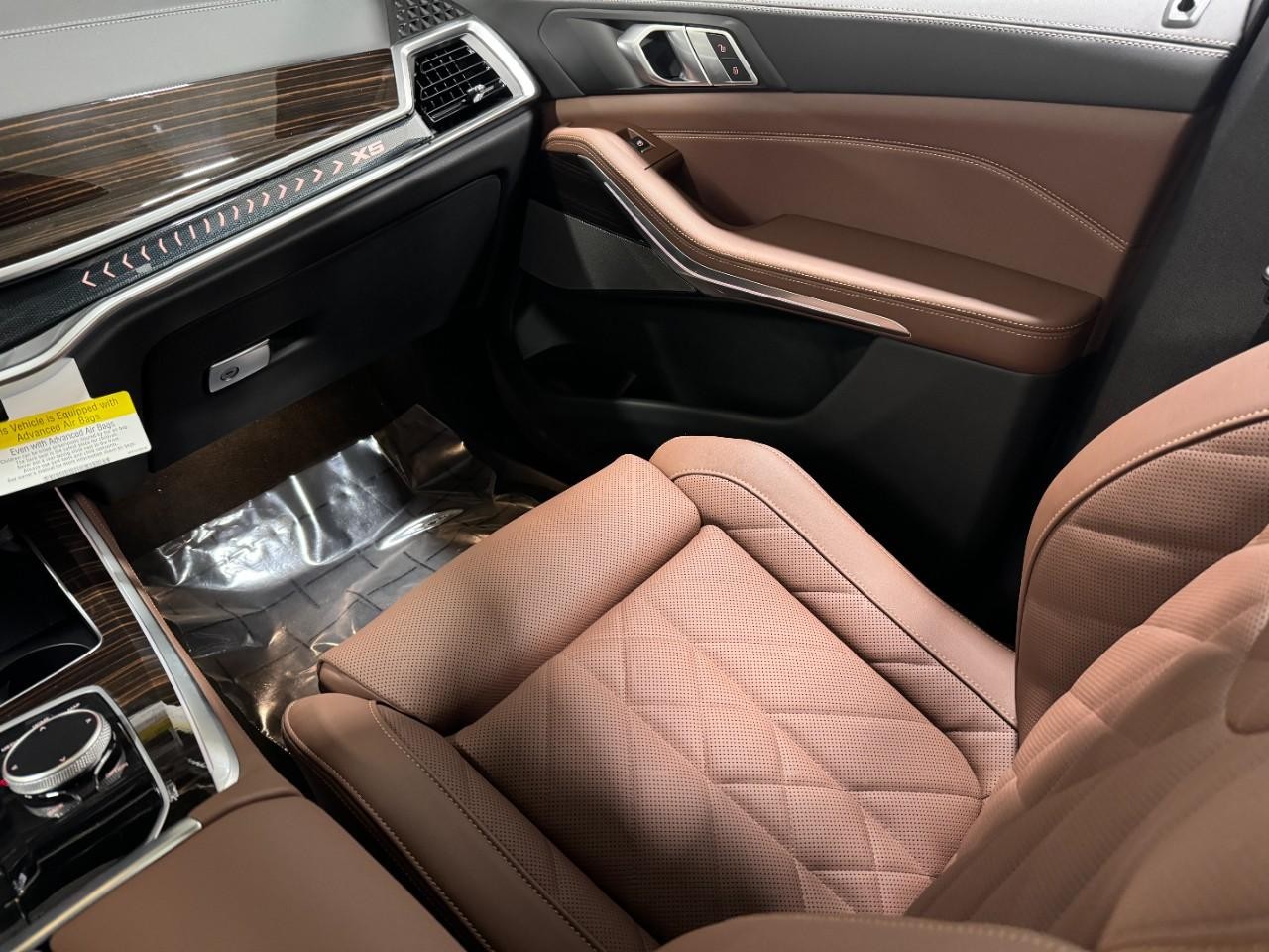 BMW X5 Vehicle Full-screen Gallery Image 16