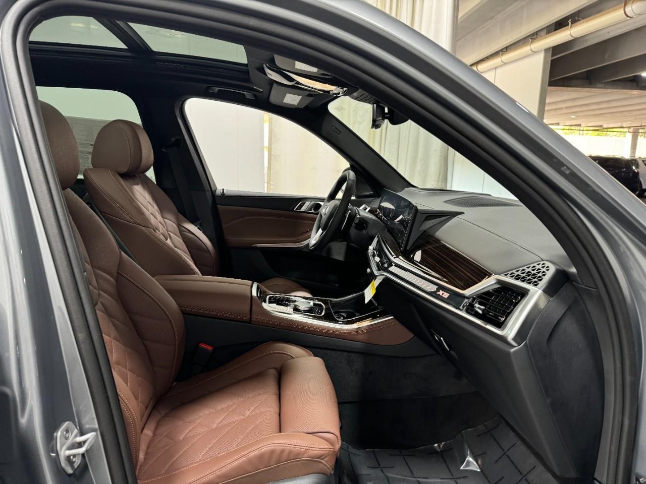 BMW X5 Vehicle Full-screen Gallery Image 17