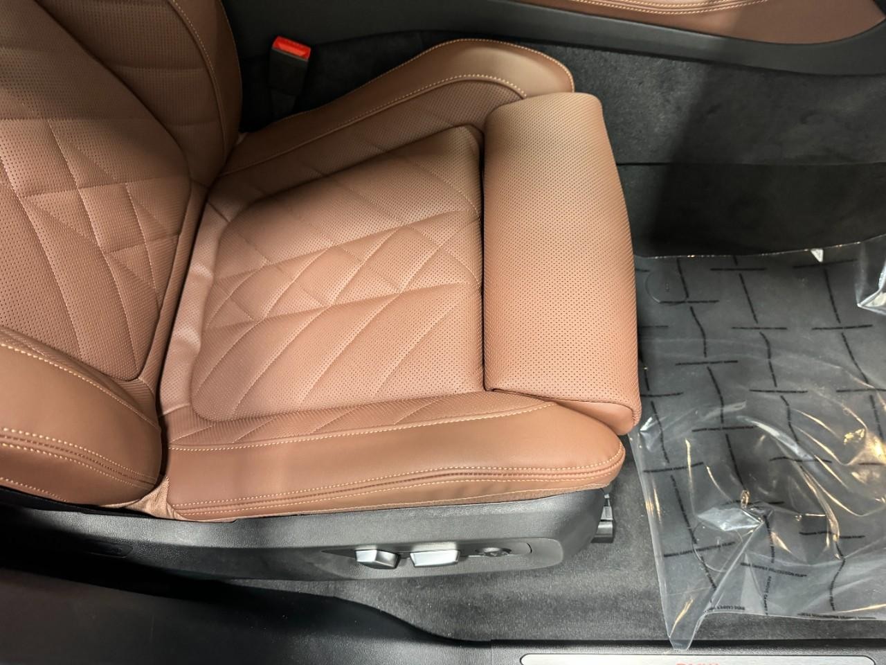 BMW X5 Vehicle Full-screen Gallery Image 18