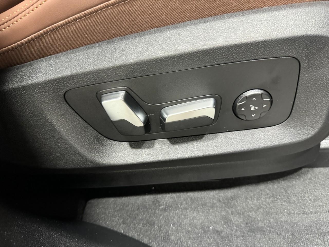 BMW X5 Vehicle Full-screen Gallery Image 19