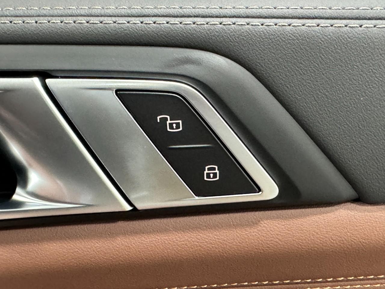 BMW X5 Vehicle Full-screen Gallery Image 20