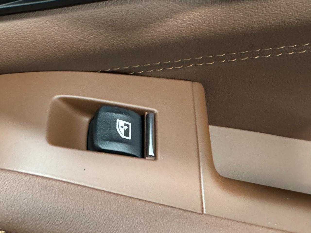 BMW X5 Vehicle Full-screen Gallery Image 21