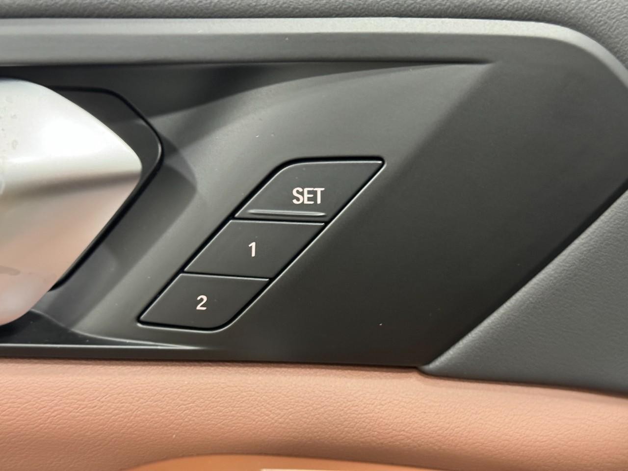 BMW X5 Vehicle Full-screen Gallery Image 23