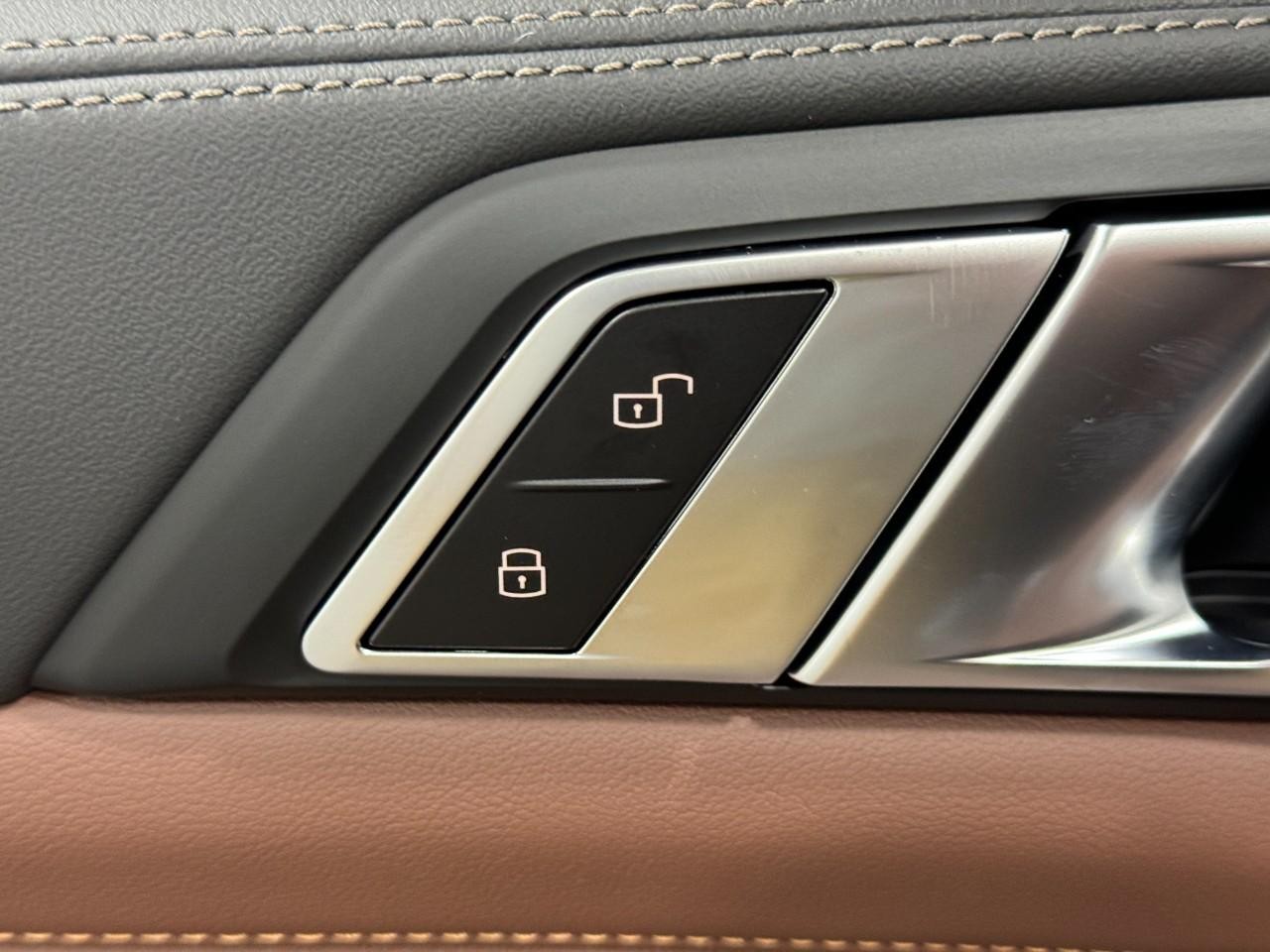 BMW X5 Vehicle Full-screen Gallery Image 24