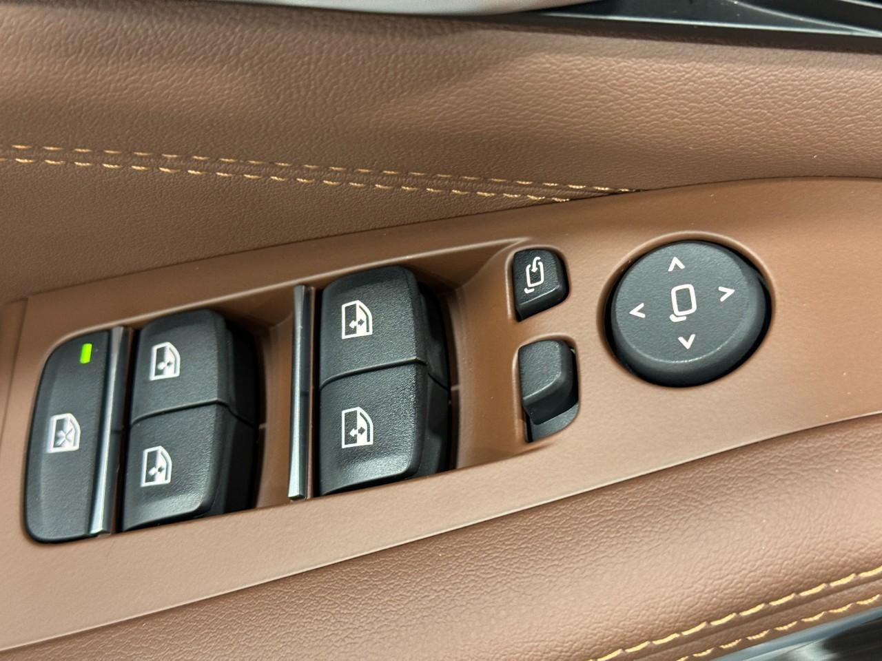 BMW X5 Vehicle Full-screen Gallery Image 25