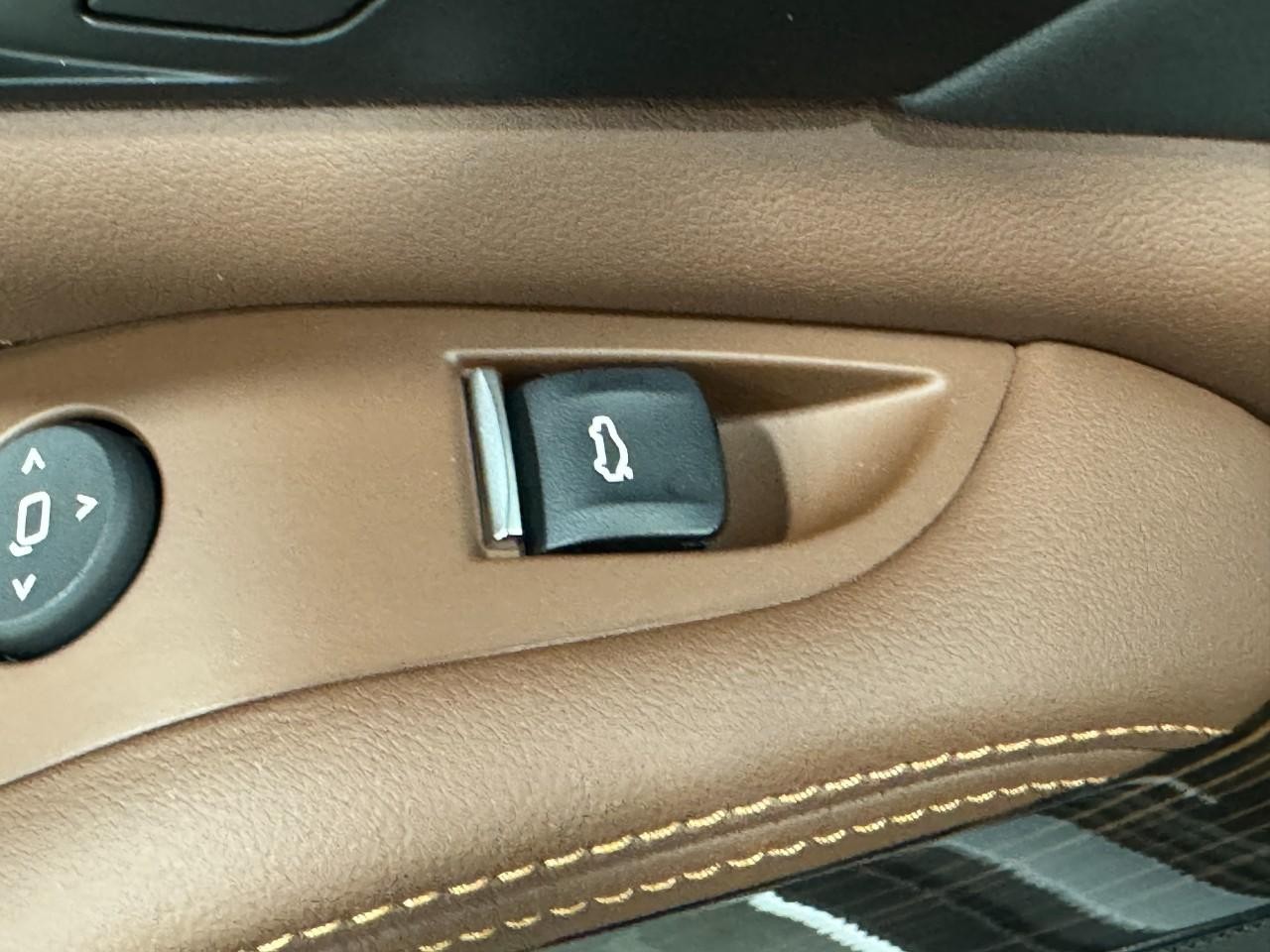 BMW X5 Vehicle Full-screen Gallery Image 26