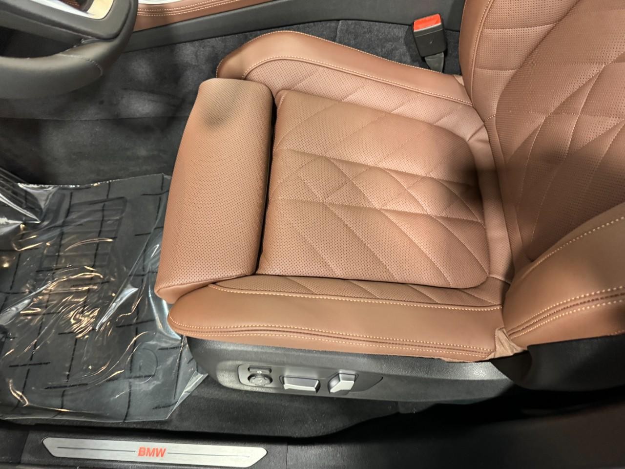 BMW X5 Vehicle Full-screen Gallery Image 28