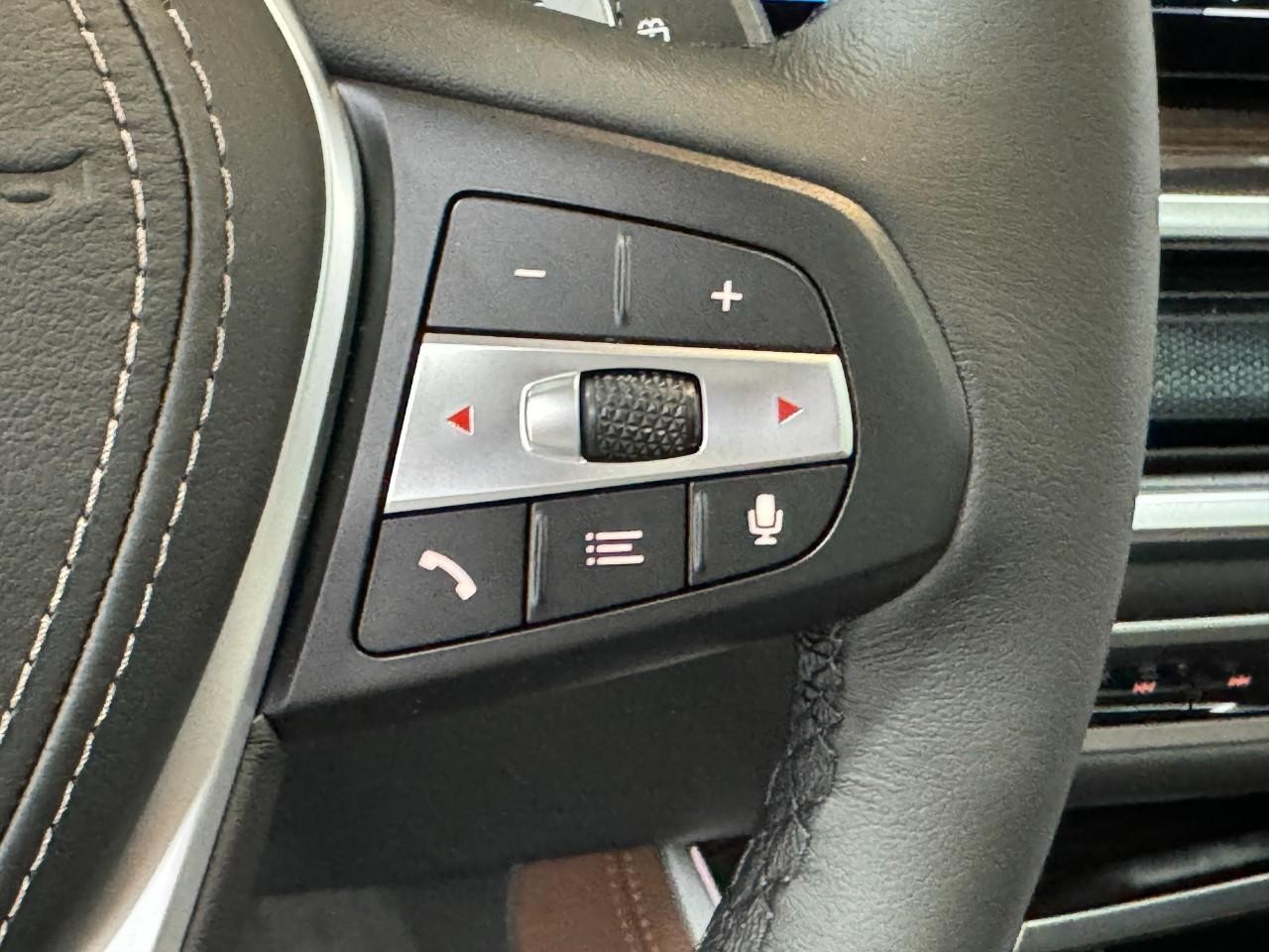 BMW X5 Vehicle Full-screen Gallery Image 32