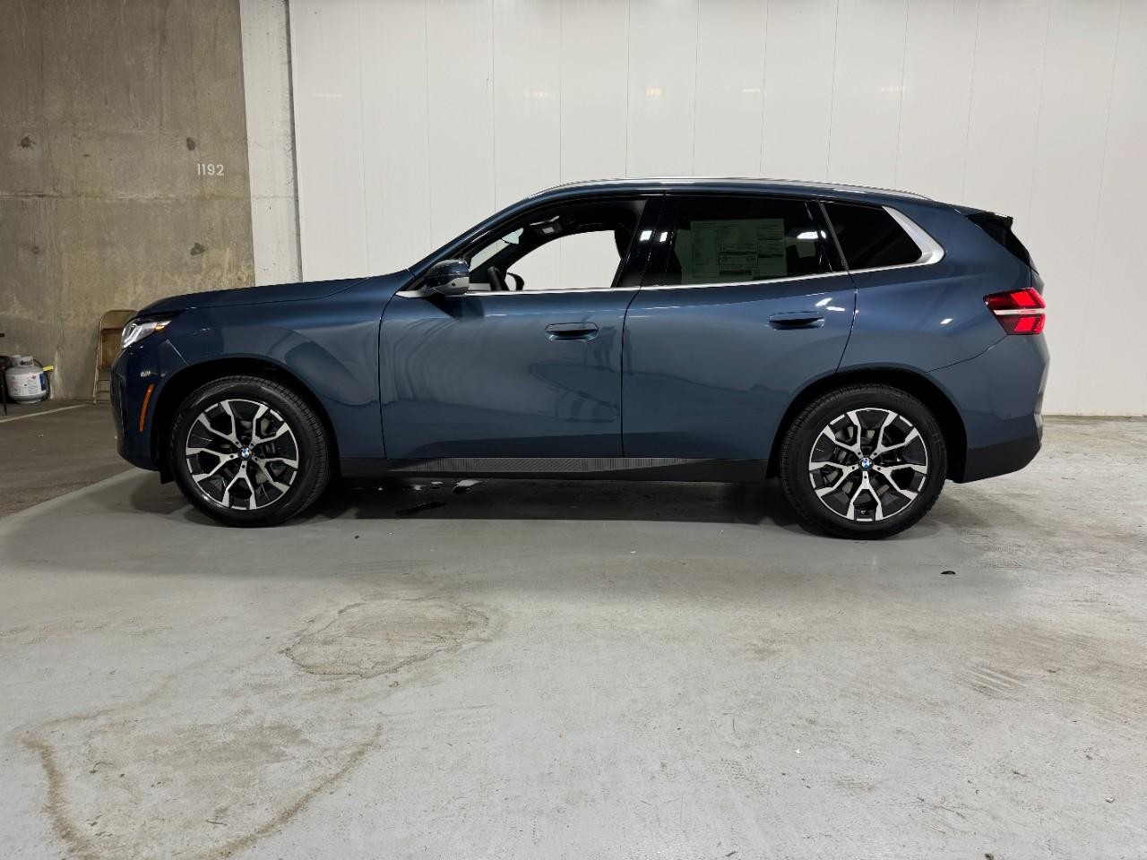 BMW X3 Vehicle Full-screen Gallery Image 2