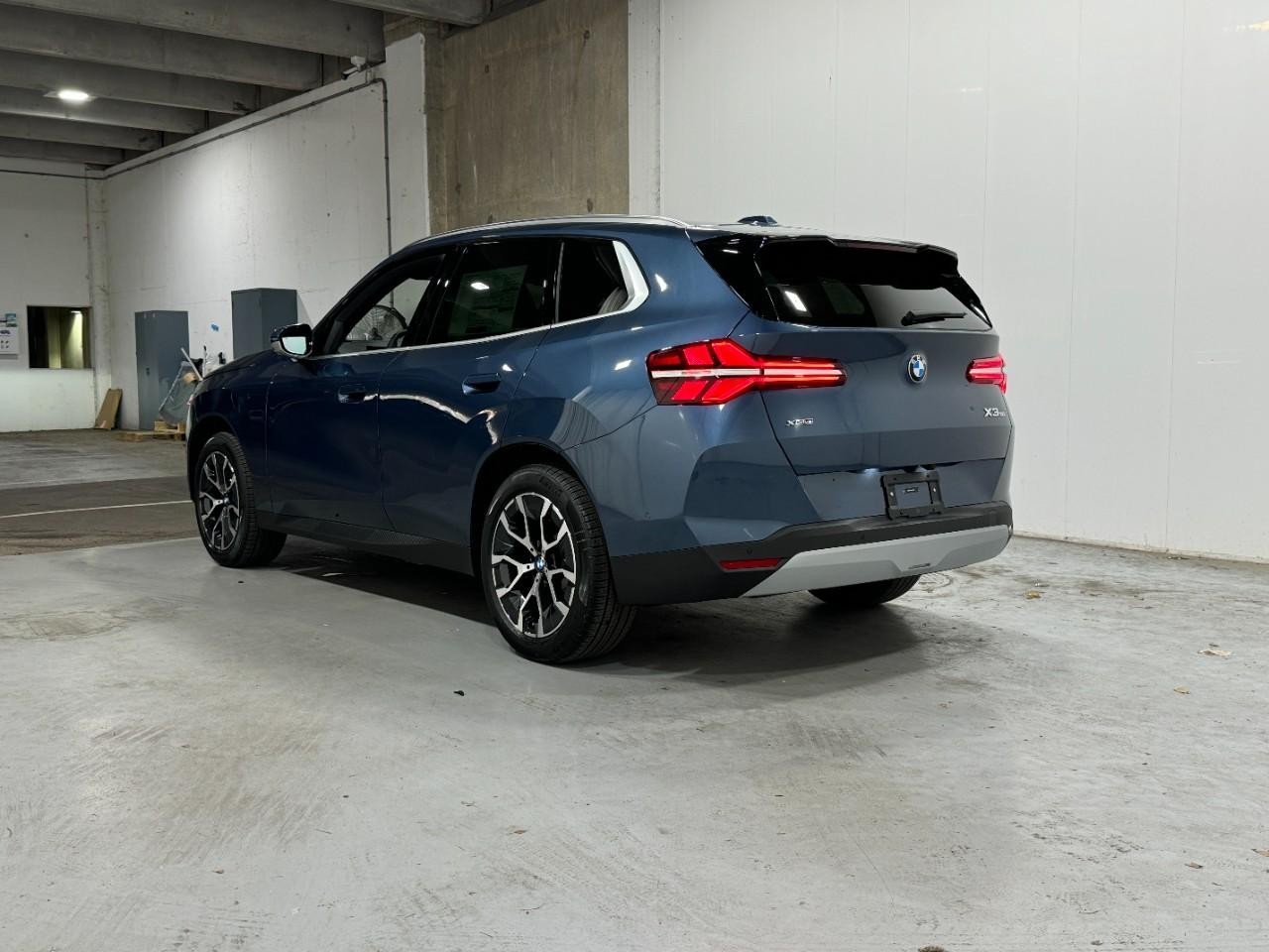 BMW X3 Vehicle Full-screen Gallery Image 3