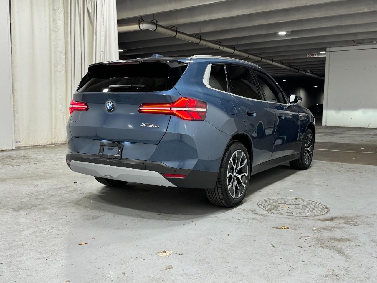 BMW X3 Vehicle Full-screen Gallery Image 4